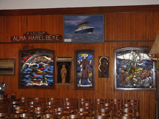Wood-panelled gathering room aboard the Kerkschip St Jozef